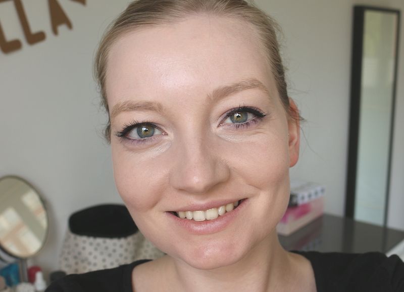 Hier draag ik de Serum Foundation (zonder concealer en poeder).