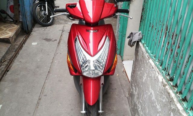 Click 110cc màu Đỏ , xe đăng ký 2011 , mới ODO được 8.000km , mới 99,99%